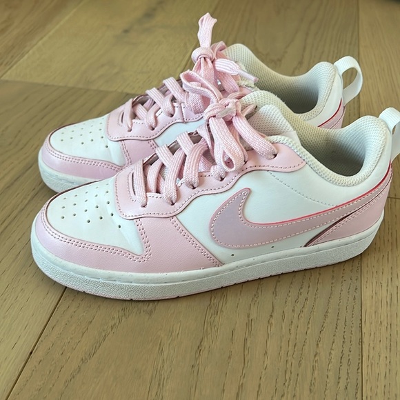 pink and white nike shoes size 3.5 - Picture 1 of 4